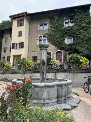 The fontain of Taninges in the old town