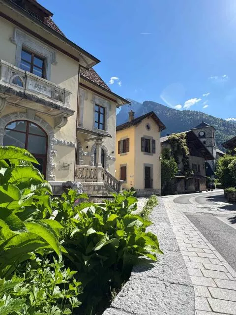 Old village of Samoëns & Jaÿsinia Alpine Botanical Garden