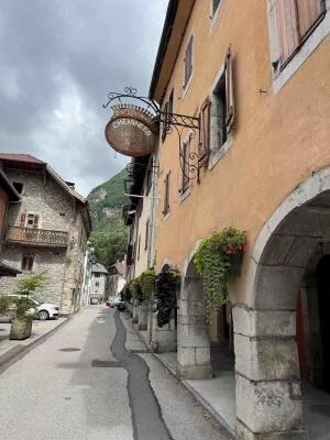 Arcades Street, Taninges
