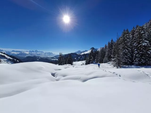 Vue panoramique hivernale sur Chaîne du Mont-Blanc depuis Chalet Blanc
