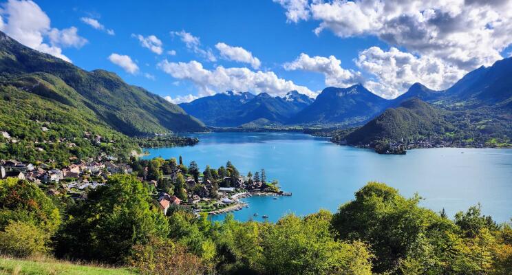 Le Tour du Lac d’Annecy à Vélo : Un Voyage Historique et Gourmand