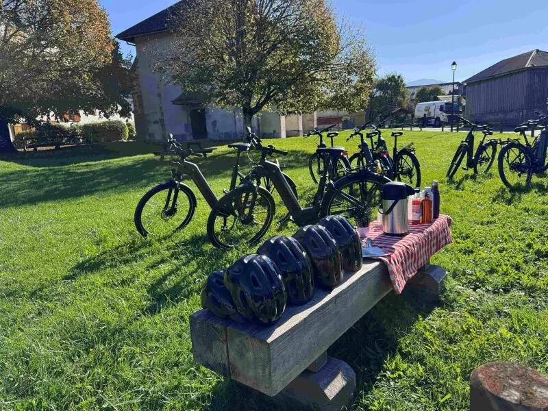 Explore the Giffre Mountains in a different way, on a two-voice guided cycling tour – Group experience