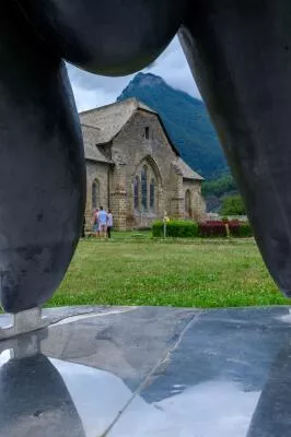 Contemporary artwork and apse of the Chartreuse de Mélan