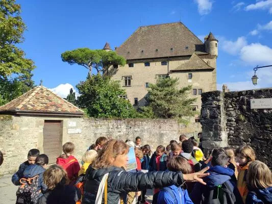 Guides visit of Yvoire with children