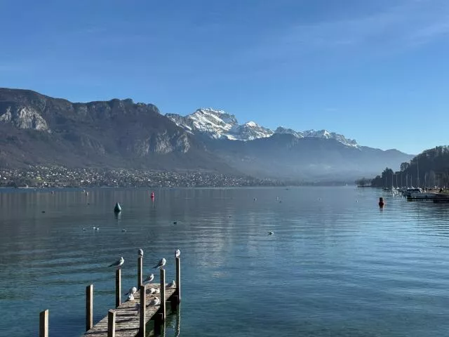 lac annecy en hiver et tournette
