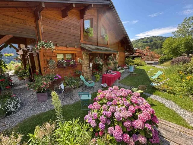 A friendly table and warm atmosphere for an immersive experience at the heart of the flock